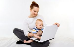 Мама и ребенок с компьютером
