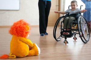 Ребенок на инвалидной коляске